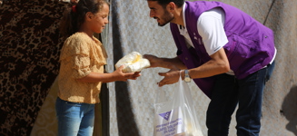 Preparación y reparto de 200 falafeles para 100 personas desplazadas en El-Zawaida, centro de Gaza