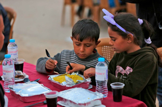 Fondo Alimenta al que Ayuna en Ramadán - Iftar y suhur calientes.