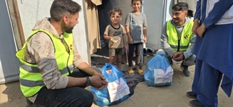 Preparación y reparto de packs de alimentos (2 bolsas por familia, 25 tipos de alimentos) en campamentos para desplazados en nombre de donantes de Human Appeal España. 