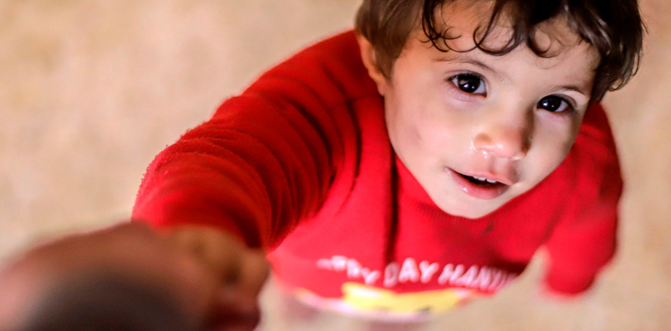 Apadrina a un huérfano y ofrécele un futuro lleno de luz.