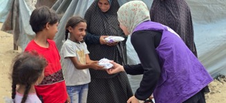 Repartimos 26.000 comidas calientes en Khan Younis, el norte de Gaza y Deir al-Balah, llegando a familias que luchan por sobrevivir en campos de desplazados.