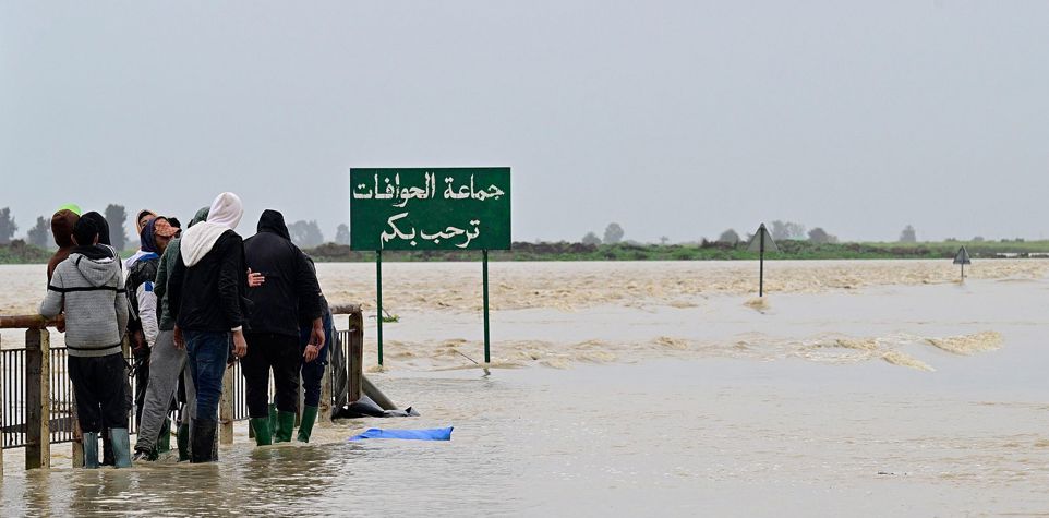 Personas ante río desbordado por la emergencia por lluvias en Ksar el-Kebir, Marruecos