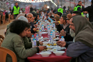 Fondo Alimenta al que Ayuna en Ramadán - Iftar y suhur calientes.