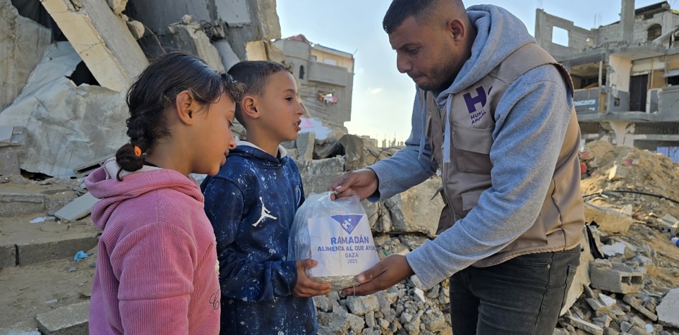 Reparto de comida caliente para iftar en Gaza - Ramadán 2025