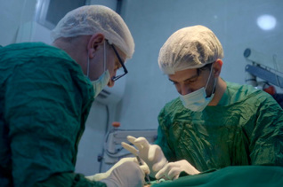Operación de piernas (huesos) para Hussein.