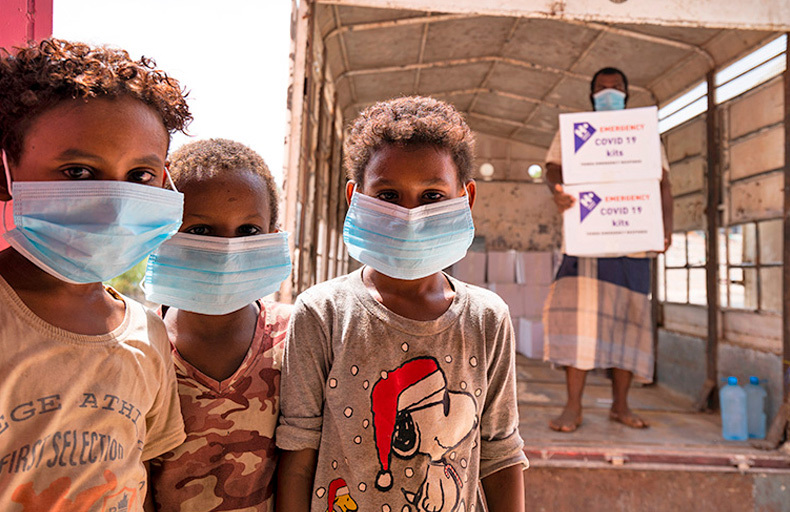 Reparto de kits de higiene en Taiz, Yemen