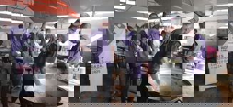 Preparamos y repartimos 20.000 comidas calientes en Khan Younis y Deir al-Balah, llegando a familias refugiadas en campos de desplazados.