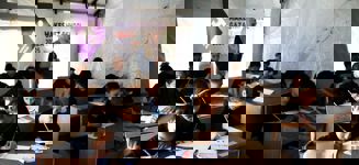 Hemos instalado una escuela provisional en el sur de Gaza, que acoge a 600 alumnos convirtiéndose en un refugio seguro que les devuelve la normalidad en medio de las dificultades.