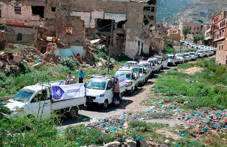 Reparto de alimentos en Aden, Yemen