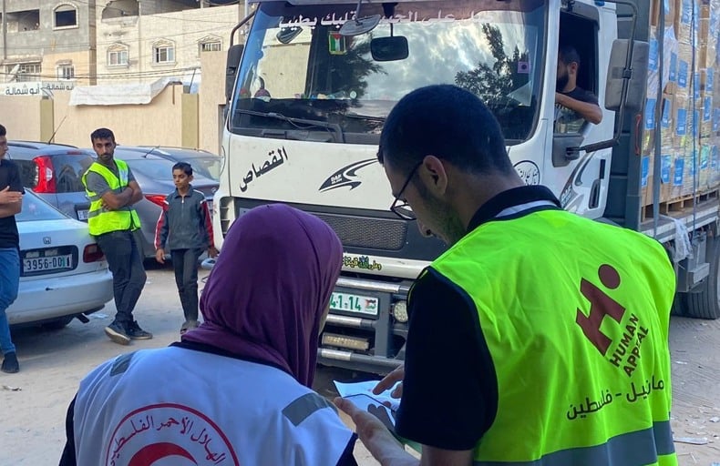 Llegada de camiones al hospital Al Aouda de Gaza
