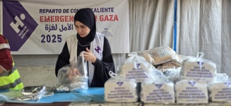 Reparto de comida caliente en Deir al-Balah en nombre de los donantes de Human Appeal España y asistentes a eventos en Humanes de Madrid