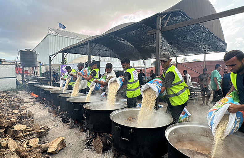 Preparando comida caliente en Gaza